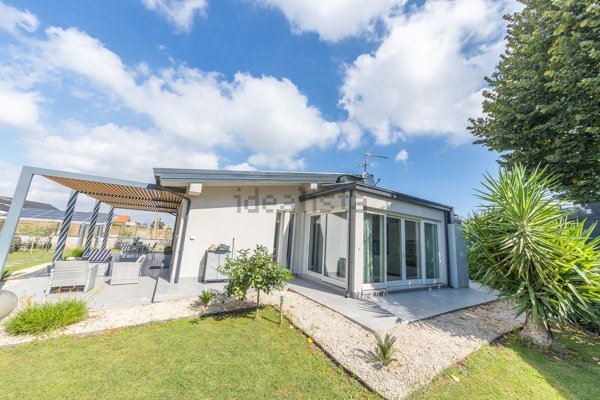 casa indipendente in vendita a Marino in zona Santa Maria delle Mole