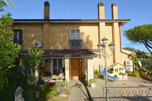 casa indipendente in vendita a Marino in zona Santa Maria delle Mole
