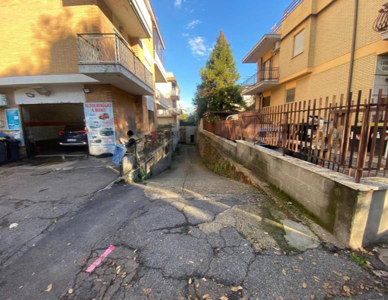 locale di sgombero in vendita a Marino in zona Cava dei Selci