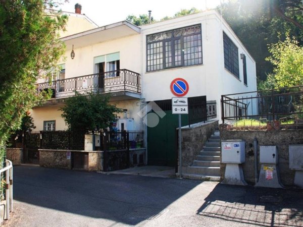 locale di sgombero in vendita a Marino