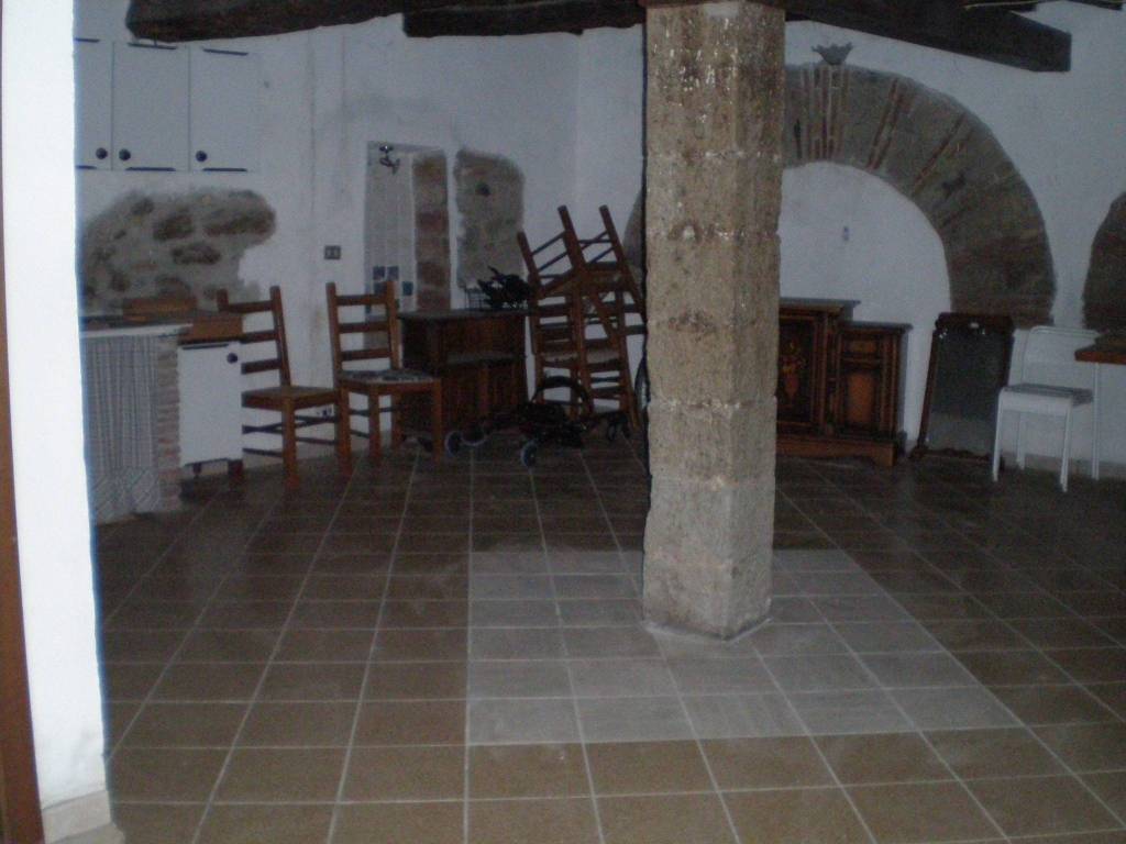 locale commerciale in vendita a Marino