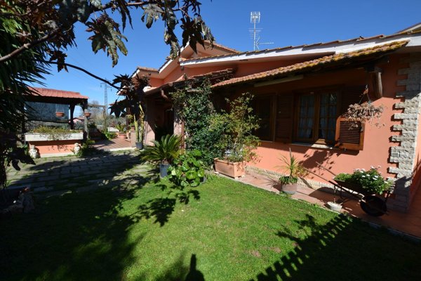 casa indipendente in vendita a Marino in zona Castelluccia