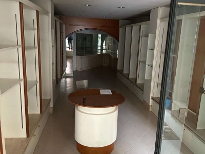 negozio in vendita a Marino