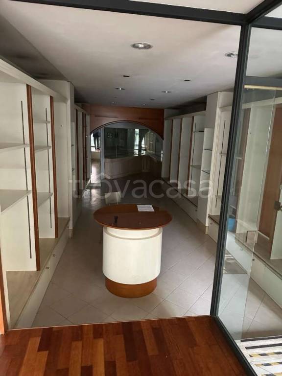 negozio in vendita a Marino