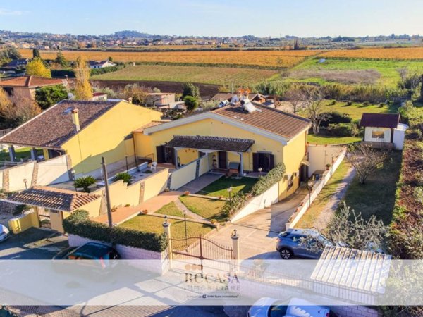 casa indipendente in vendita a Marino in zona Frattocchie