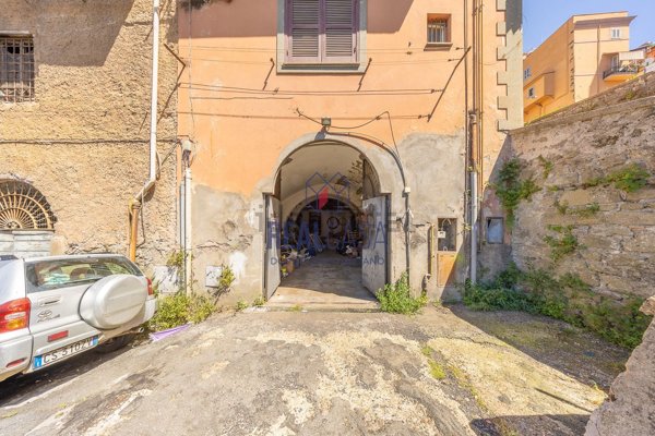 locale di sgombero in vendita a Marino