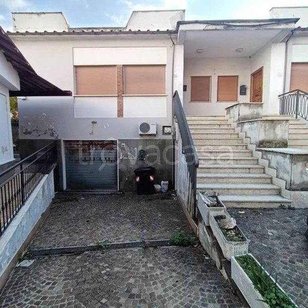 locale commerciale in vendita a Marino in zona Cava dei Selci