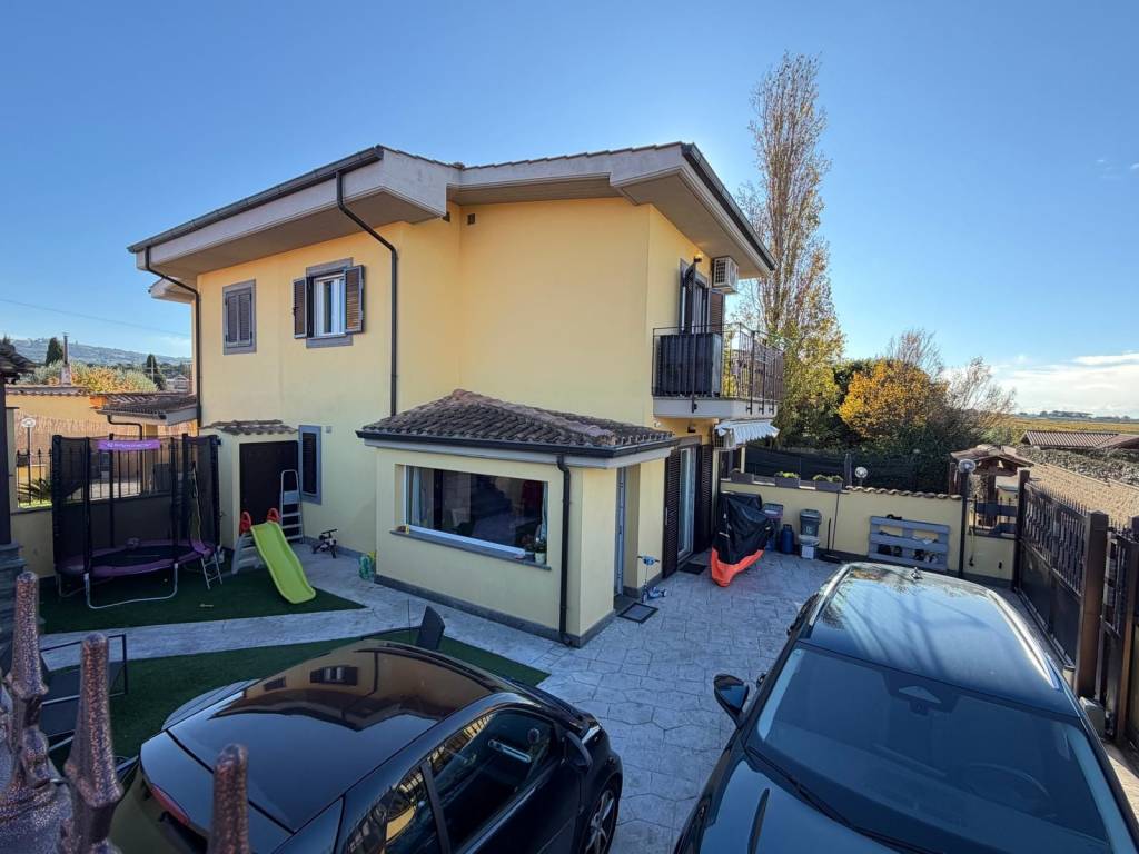 casa indipendente in vendita a Marino in zona Frattocchie