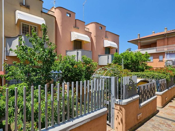 casa indipendente in vendita a Marino in zona Santa Maria delle Mole