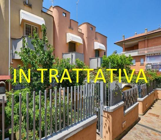 casa indipendente in vendita a Marino in zona Santa Maria delle Mole