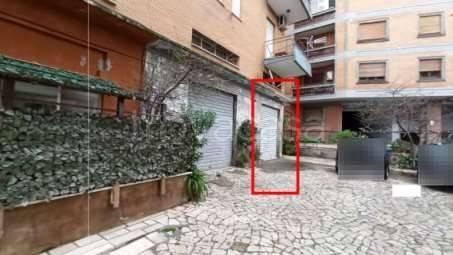 locale di sgombero in vendita a Marino