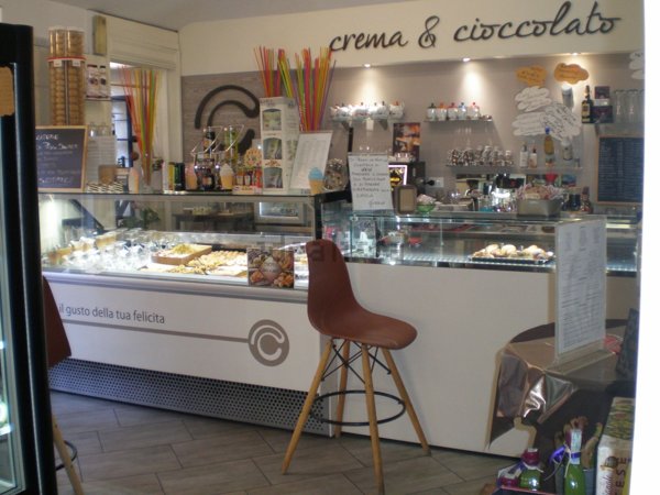 locale commerciale in vendita a Marino