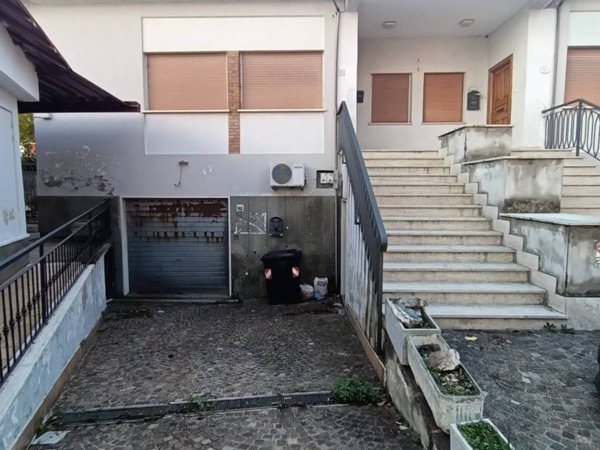 locale commerciale in vendita a Marino in zona Due Santi