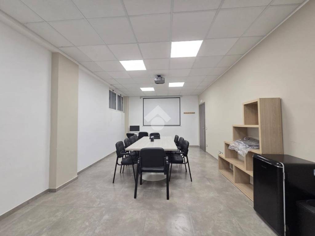 locale commerciale in vendita a Marino in zona Due Santi