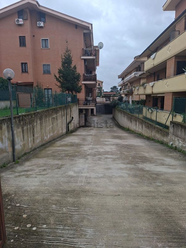 locale di sgombero in vendita a Marino in zona Poggio delle Mole