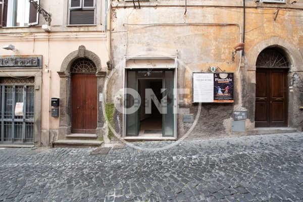 locale commerciale in vendita a Marino