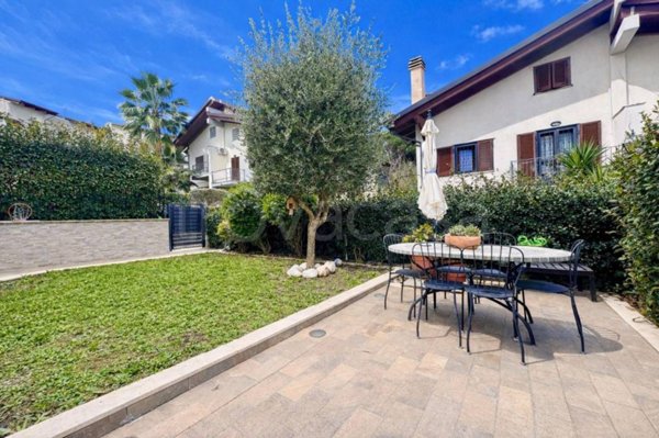 casa indipendente in vendita a Marino