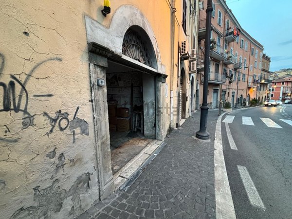 locale di sgombero in vendita a Marino