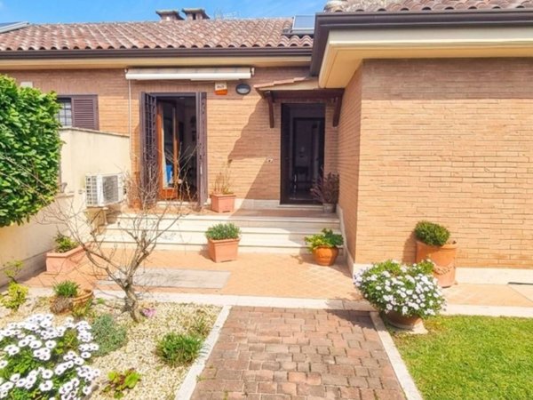 casa indipendente in vendita a Marino in zona Frattocchie