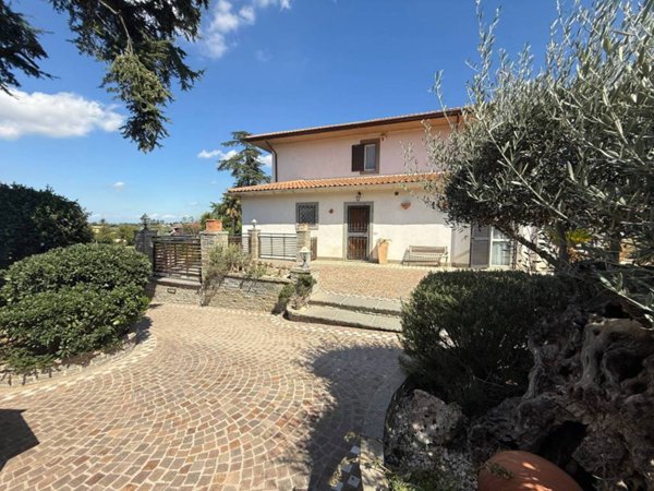 casa indipendente in vendita a Marino in zona Due Santi