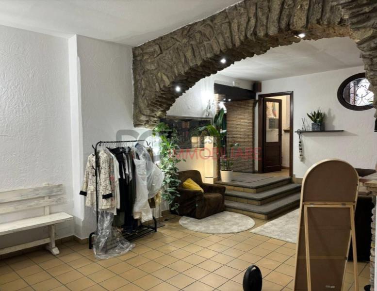 locale commerciale in vendita a Marino