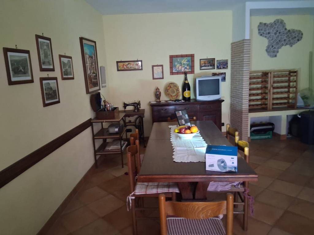 locale commerciale in vendita a Marino