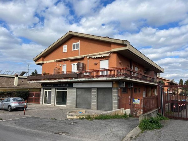 locale commerciale in vendita a Marino in zona Santa Maria delle Mole