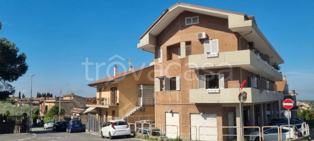 appartamento in vendita a Marino in zona Poggio delle Mole