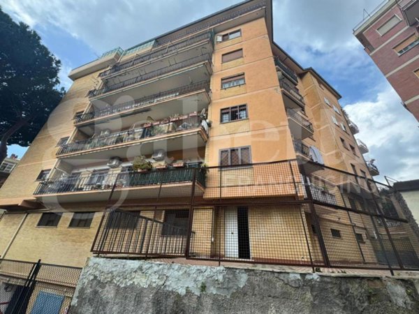 locale di sgombero in vendita a Marino