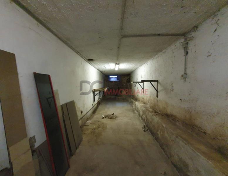 locale di sgombero in vendita a Marino