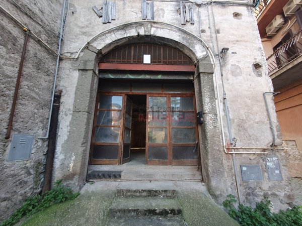 locale di sgombero in vendita a Marino
