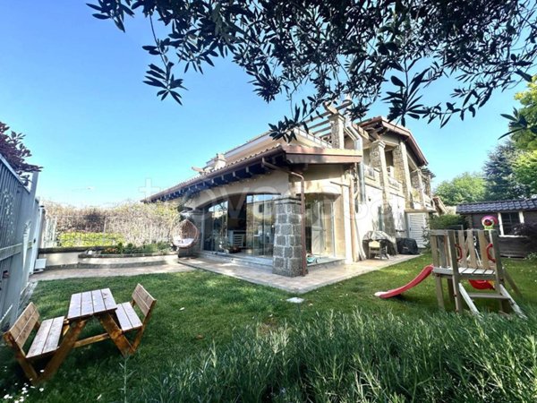 casa indipendente in vendita a Marino in zona Due Santi
