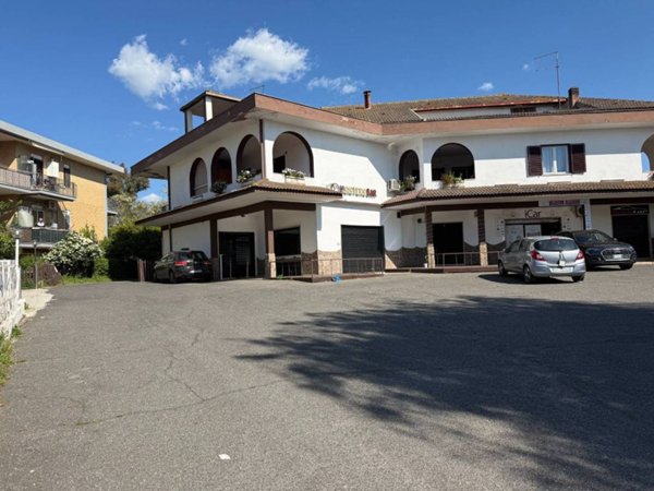 negozio in vendita a Marino in zona Castelluccia
