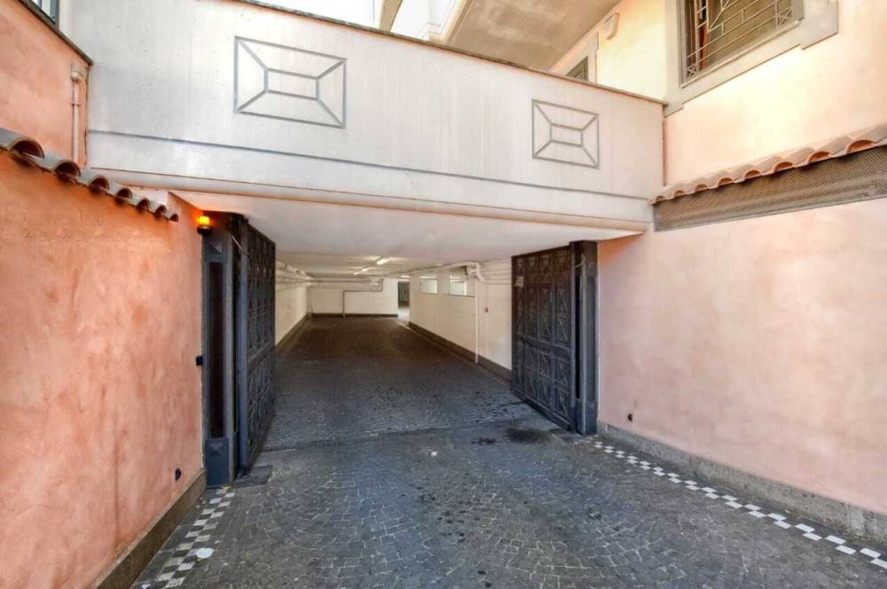 locale di sgombero in vendita a Marino