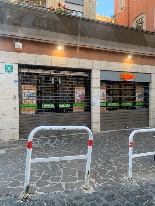 locale commerciale in vendita a Marino