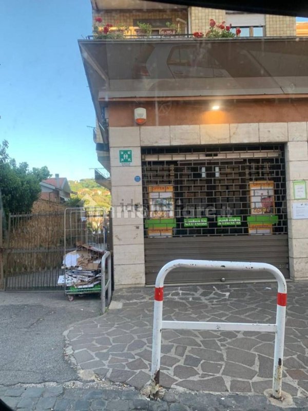 locale commerciale in vendita a Marino