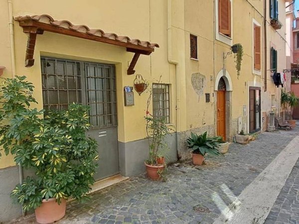 locale commerciale in vendita a Marino