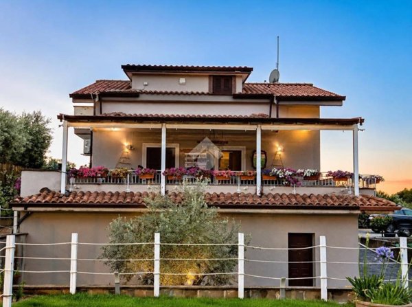 casa indipendente in vendita a Marino in zona Castelluccia