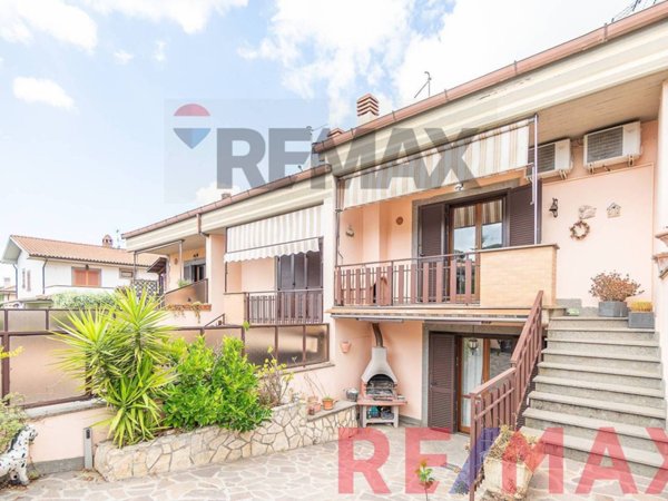 casa indipendente in vendita a Marino in zona Due Santi