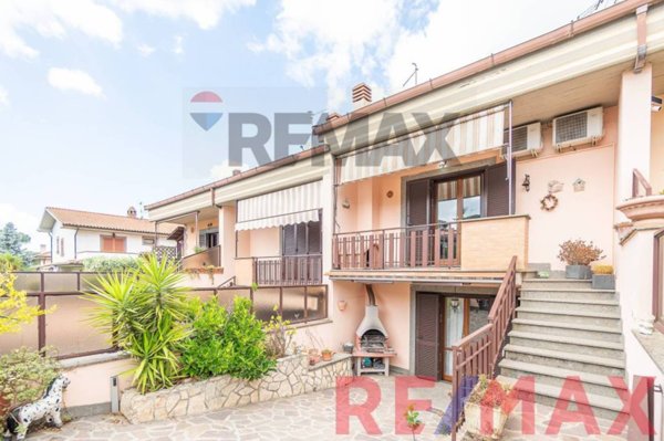 casa indipendente in vendita a Marino in zona Due Santi