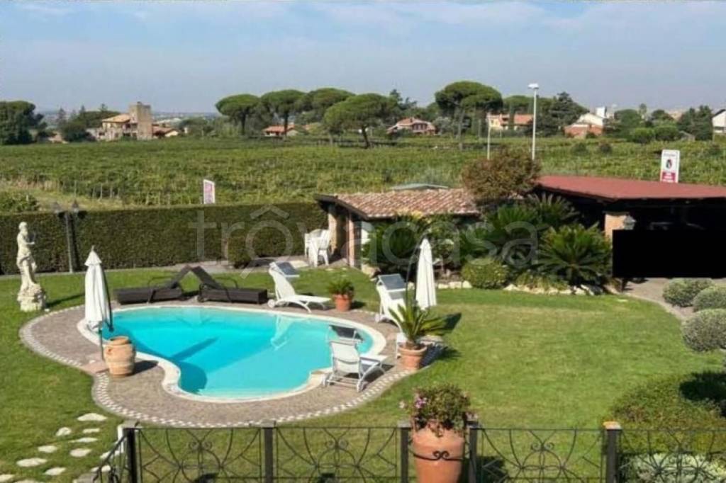 casa indipendente in vendita a Marino in zona Castelluccia