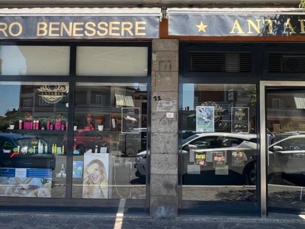 negozio in vendita a Marino in zona Poggio delle Mole