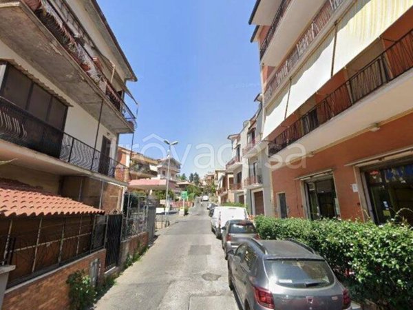 locale di sgombero in vendita a Marino