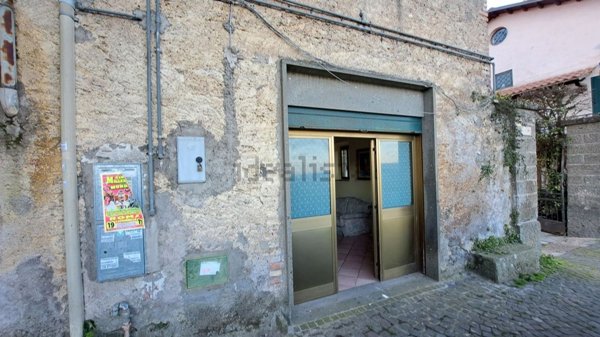 locale commerciale in vendita a Marino