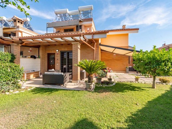 casa indipendente in vendita a Marino in zona Frattocchie