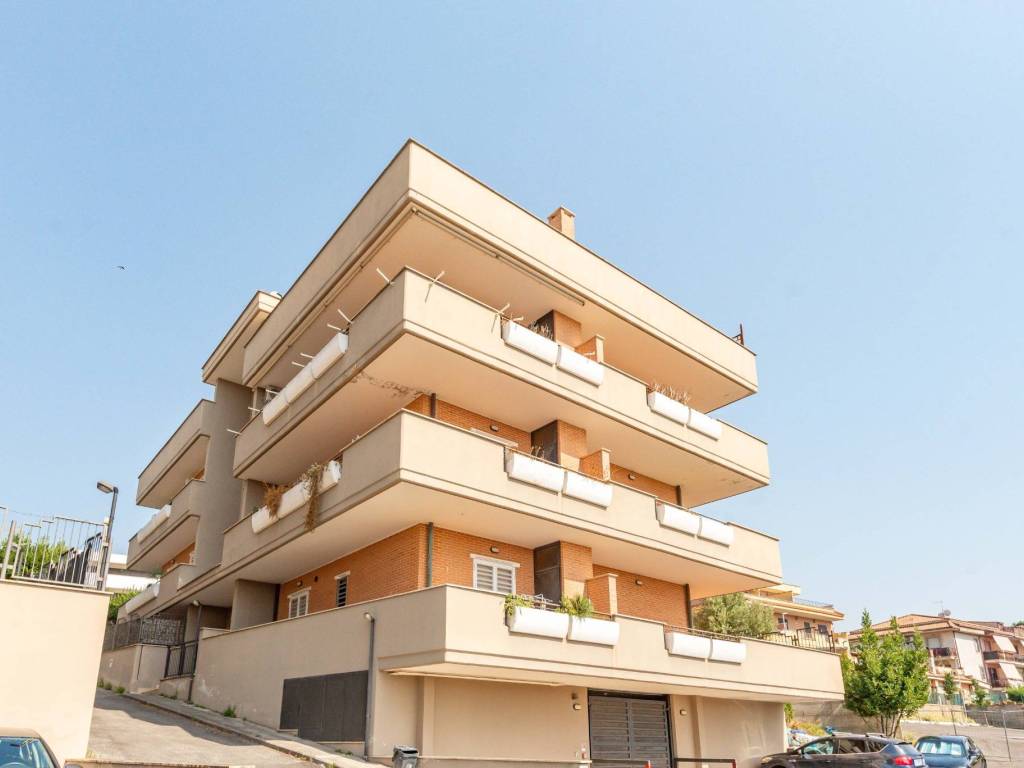 appartamento in vendita a Marino in zona Frattocchie