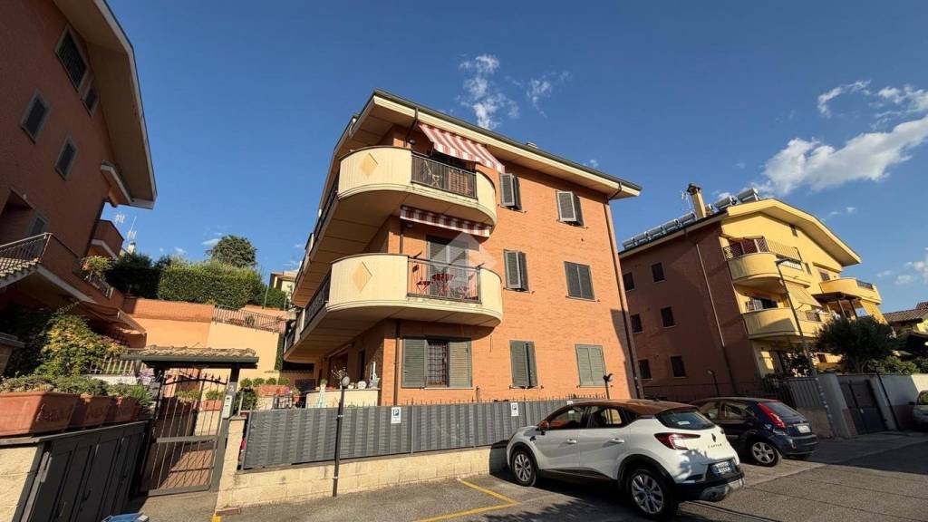 appartamento in vendita a Marino in zona Poggio delle Mole