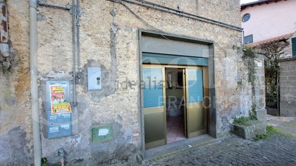locale commerciale in vendita a Marino