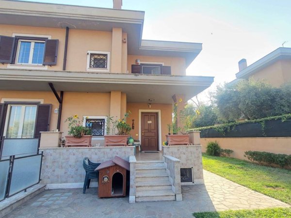 casa indipendente in vendita a Marino in zona Santa Maria delle Mole