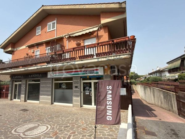 locale commerciale in vendita a Marino in zona Santa Maria delle Mole